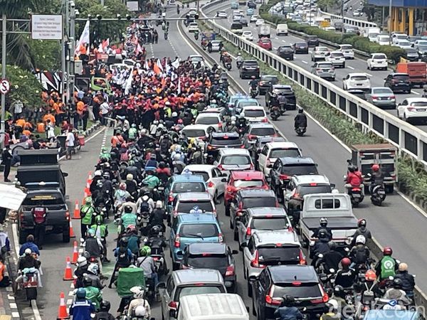 Buruh Demo di DPR, Lalin Jalan Gatot Subroto Macet
