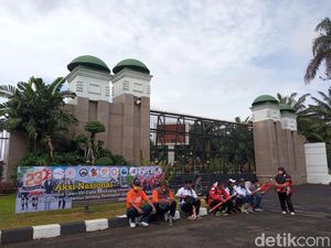 Massa Buruh Mulai Berdatangan ke DPR, Lalin Jalan Gatsu Ramai Lancar
