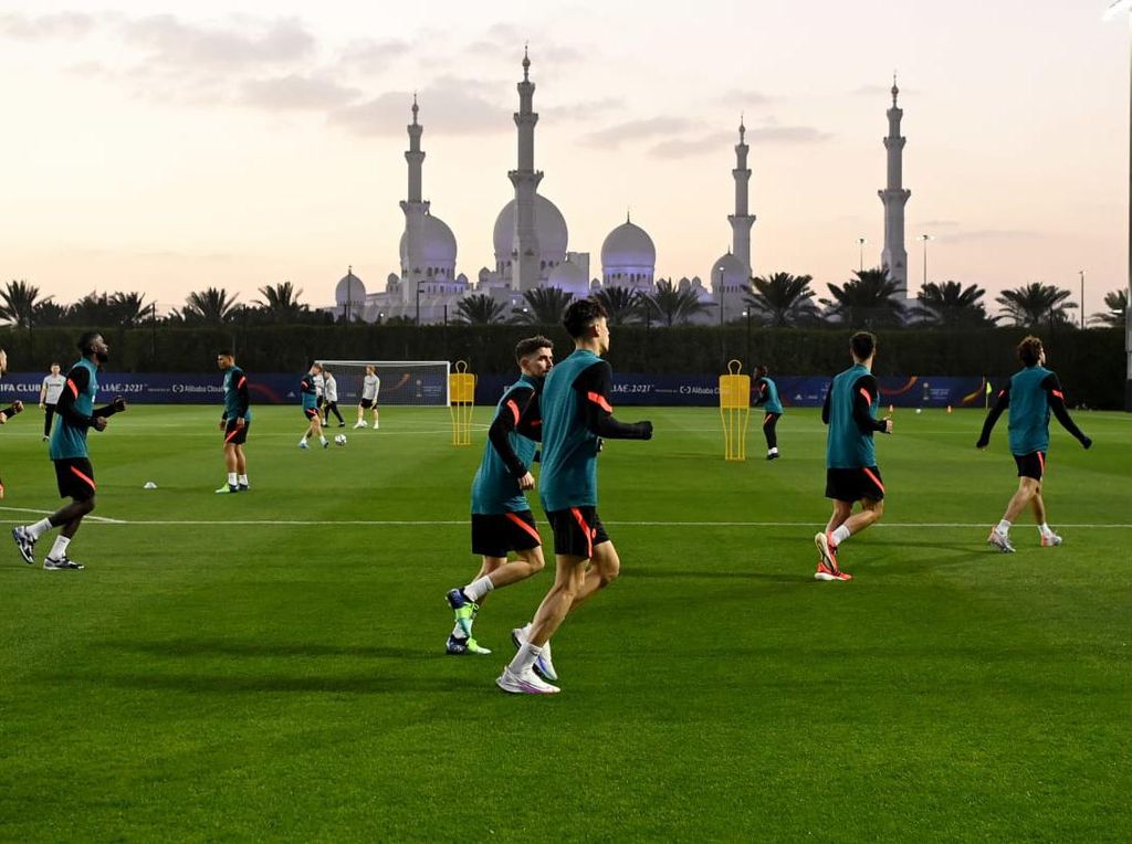 Para Pemain Chelsea Latihan dengan Latar Masjid yang Indah