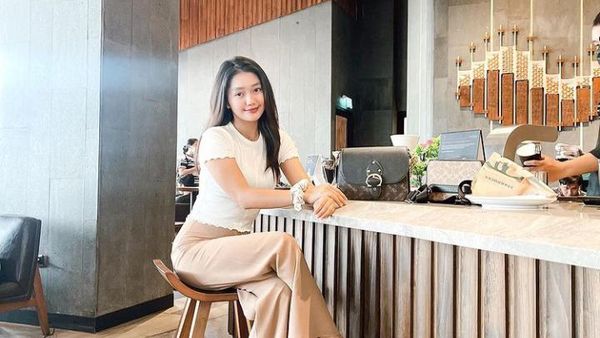 10 Gaya Chika Chandrika Saat di Kafe hingga Hangout di Pinggir Pantai