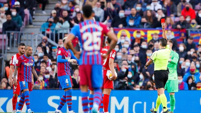 BARCELONA, SPAIN - FEBRUARY 06: Gil Manzano shows a red card to Dani Alves of FC Barcelona during the LaLiga Santander match between FC Barcelona and Club Atletico de Madrid at Camp Nou on February 06, 2022 in Barcelona, Spain. (Photo by Eric Alonso/Getty Images)