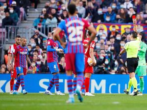 Dua Wajah Dani Alves: Cetak Gol-Assist, Lalu Dikartu Merah Dua Wajah Dani Alves: Cetak Gol-Assist, Lalu Dikartu Merah