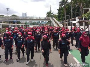 Demo di Depan DPR, Massa Buruh Tuntut UMP Selain Jakarta Direvisi Demo di Depan DPR, Massa Buruh Tuntut UMP Selain Jakarta Direvisi