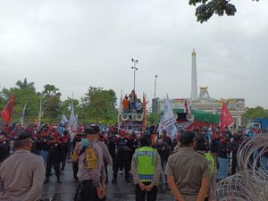 Massa Buruh Demo Omnibus Law Macetkan Jalan Pahlawan Massa Buruh Demo Omnibus Law Macetkan Jalan Pahlawan