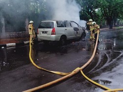 Mobil Innova Terbakar di Kembangan, Diduga Akibat Korsleting