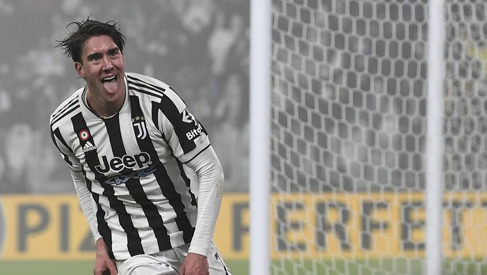 Dusan Vlahovic festeja tras anotar el primer gol de la Juventus en un duelo por la Serie A ante Hellas Verona, en el estadio Allianz de Turín, Italia, el domingo 6 de febrero de 2022. (Fabio Ferrari/LaPresse vía AP)
