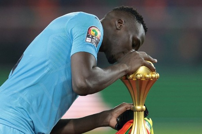 Senegals goalkeeper Edouard Mendy kisses the trophy after winning the Africa Cup of Nations (CAN) 2021 final football match between Senegal and Egypt at Stade dOlembe in Yaounde on February 6, 2022. (Photo by Kenzo TRIBOUILLARD / AFP)