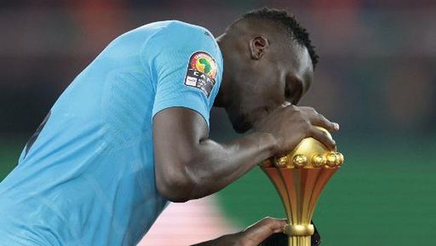 Senegal's goalkeeper Edouard Mendy kisses the trophy after winning the Africa Cup of Nations (CAN) 2021 final football match between Senegal and Egypt at Stade d'Olembe in Yaounde on February 6, 2022. (Photo by Kenzo TRIBOUILLARD / AFP)