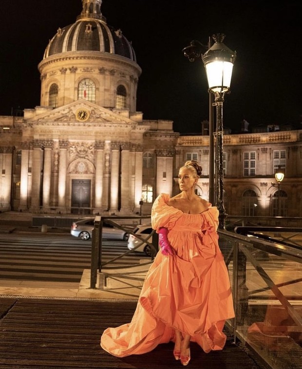 Carrie Bradshaw mengenakan Valentino couture/