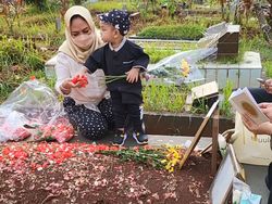 Momen Gala Sky Ziarah ke Makam Vanessa Angel dan Bibi
