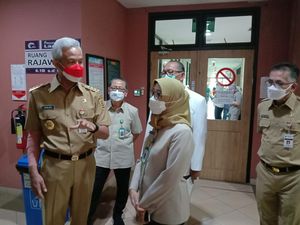 Ganjar Pranowo Kembali Ngantor Usai Kecelakaan Sepeda, Ini Kondisinya Sekarang Ganjar Pranowo Kembali Ngantor Usai Kecelakaan Sepeda, Ini Kondisinya Sekarang
