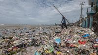 Gegara Gelombang Tinggi, Teluk Labuan Banten Penuh Sampah
