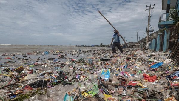 Gegara Gelombang Tinggi, Teluk Labuan Banten Penuh Sampah