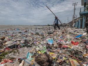 Gegara Gelombang Tinggi, Teluk Labuan Banten Penuh Sampah