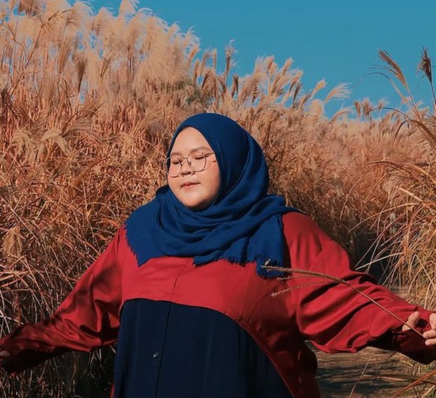 Follow blog dan instagram Intan Kemala Sari untuk inspirasi fashion hijab khusus perempuan bertubuh curvy