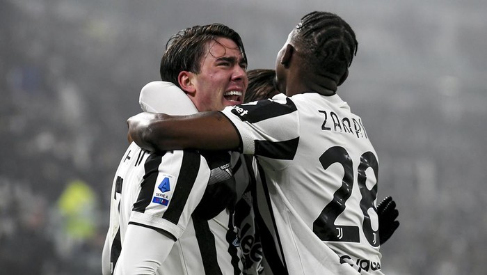 Juventus Dusan Vlahovic, left, celebrates scoring his sides opening goal during the Serie A soccer match between Juventus and Hellas Verona, at the Allianz stadium in Turin, Italy, Sunday, Feb. 6, 2022. (Fabio Ferrari/LaPresse via AP)