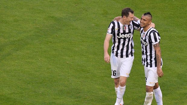 CAGLIARI, ITALY - JANUARY 12:  Stephan Lichtsteiner (L) and Arturo Vidal of Juventus celebrate after his team's third goal during the Serie A match between Cagliari Calcio and Juventus at Stadio Sant'Elia on January 12, 2014 in Cagliari, Italy.  (Photo by Tullio M. Puglia/Getty Images)