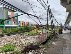 Kebel di Jl Raya Bekasi Cakung Semrawut Sejak Tahun Lalu