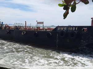 Cuaca Buruk, Kapal Tanker Kandas di Perairan Merak