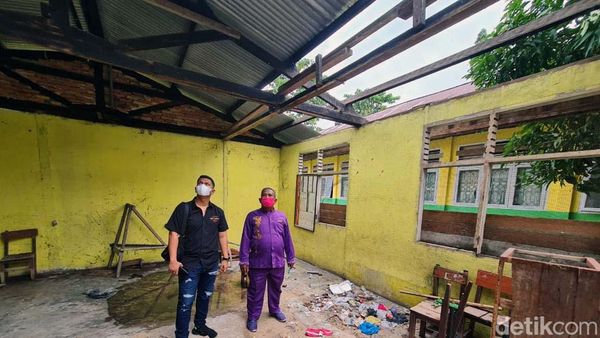 Kebangetan! Pencuri Gondol Seng Atap Sekolah di Riau
