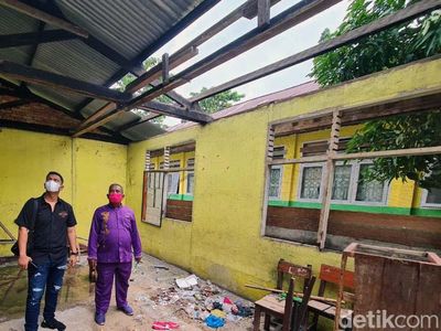 Kebangetan! Pencuri Gondol Seng Atap Sekolah di Riau