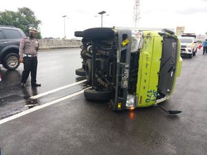Kecelakaan Truk Terguling di Tol Kapuk Arah Bandara Soetta