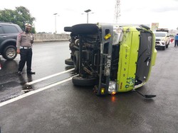 Kecelakaan Truk Terguling di Tol Kapuk Arah Bandara Soetta