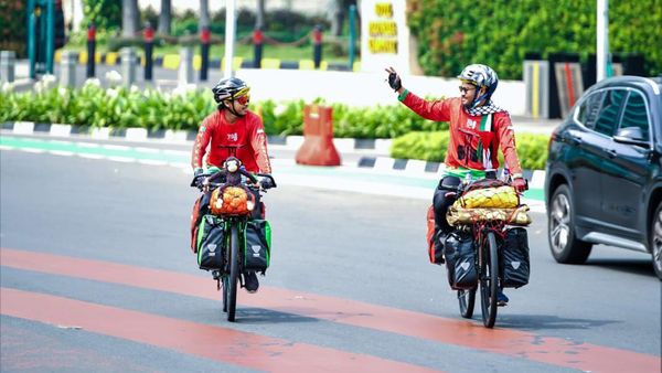 Potret Perjalanan Gowes 2 Pemuda Gorontalo Menuju Tanah Suci