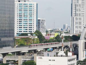Kereta LRT Jabodebek Nongkrong di Tengah Lintasan, Ada Apa Ya?