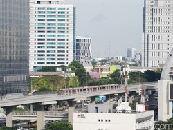 Kereta LRT Jabodebek Nongkrong di Tengah Lintasan, Ada Apa Ya?