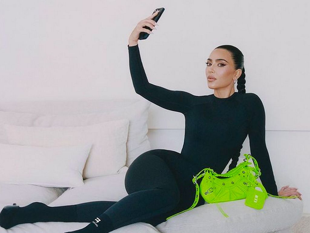 Kim Kardashian Sukses Bintangi Iklan Balenciaga, Ada Andil Kanye West?
