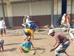 Viral Kubangan Jalan Rusak di Jombang Dijadikan Warga Kolam Ikan Lele