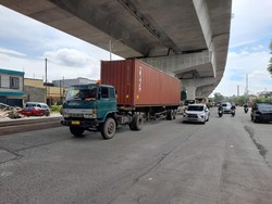 Lalin Tipar Cakung Ramai Truk, Cocokkah Dibangun Pelican Crossing?