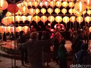 Kumpulan Lampion di Kompleks Rumah FX Rudy Ramai Didatangi Warga Kumpulan Lampion di Kompleks Rumah FX Rudy Ramai Didatangi Warga