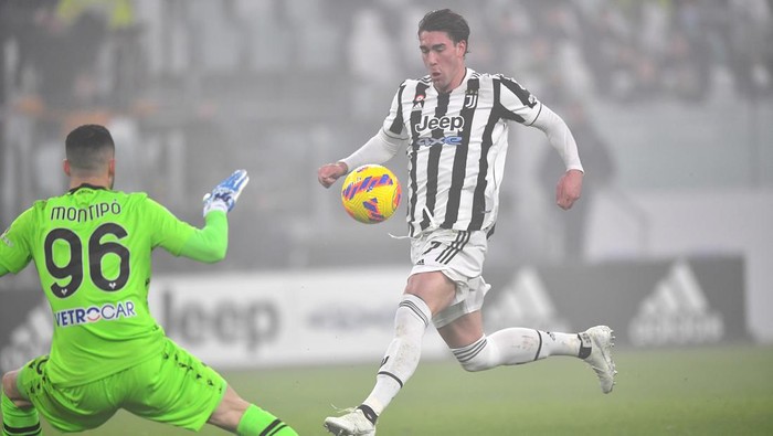 TURIN, ITALY - FEBRUARY 06:  Dusan Vlahovic of Juventus scores the opening goal during the Serie A match between Juventus and Hellas Verona FC at Allianz Stadium on February 6, 2022 in Turin, Italy.  (Photo by Valerio Pennicino/Getty Images)
