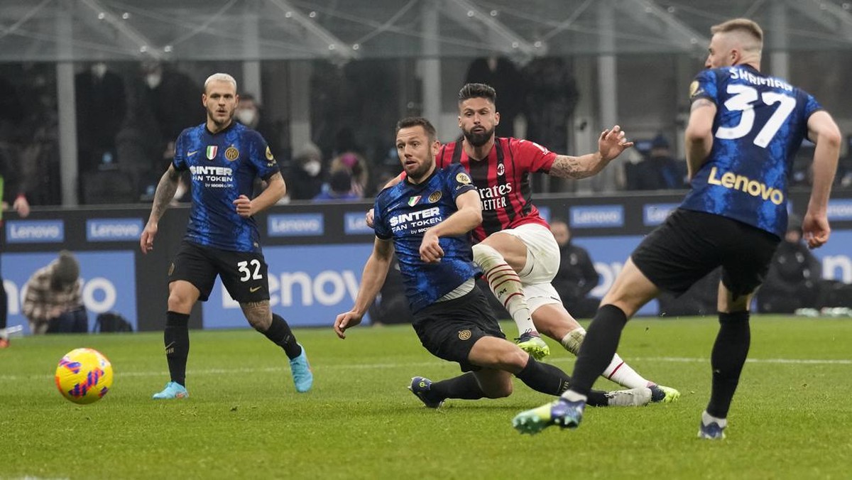 Aksi Oliver Giroud saat merobek gawang Inter Milan. (Foto: AP/Antonio Calanni)