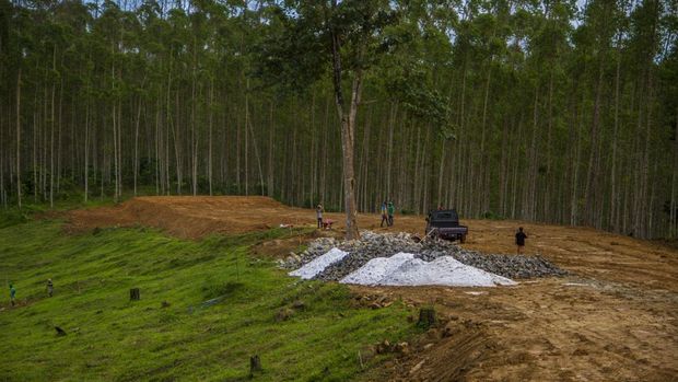 Sejumlah pekerja menyelesaikan lahan yang akan menjadi lokasi Presiden Joko Widodo berkemah di titik nol kawasan Ibu Kota Negara (IKN) Nusantara di Kecamatan Sepaku, Kabupaten Penajam Paser Utara, Kalimantan Timur, Minggu (6/2/2022). Presiden Joko Widodo direncanakan akan berkemah di titik nol, kawasan IKN Nusantara sekaligus untuk bertemu para tokoh adat serta menyaksikan penampilan karya seni budaya dari beragam suku di Provinsi Kalimantan Timur. ANTARA FOTO/Bayu Pratama S/wsj.