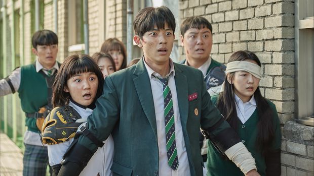 Park Solomon (Lomon) sebagai Lee Su-hyeok, Cho Yi-hyun sebagai Choi Nam-ra dalam All of Us Are Dead