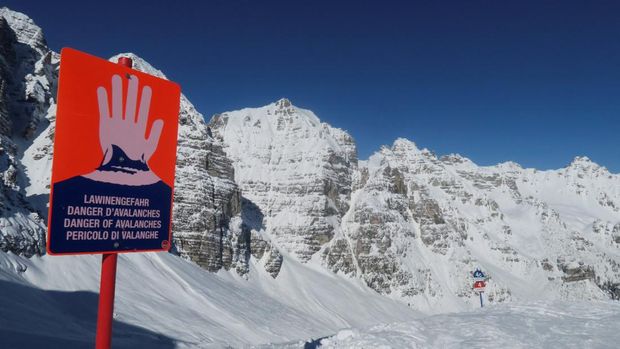 FILE PHOTO: An avalanche warning sign is seen next to the slope at Schlick 2000 ski resort near Neustift im Stubaital, Austria February 6 2020.   REUTERS/Leonhard Foeger/File Photo