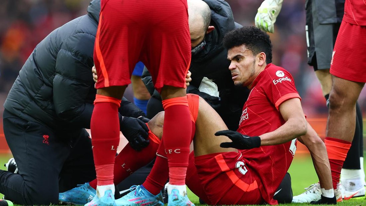 Luis Diaz kesakitan dalam laga debutnya bersama Liverpool. (Foto: Getty Images/Clive Brunskill)