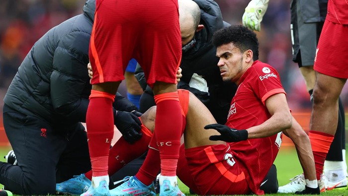 LIVERPOOL, ENGLAND - FEBRUARY 06: New Liverpool signing Luis Diaz receives treatment for an injury during the Emirates FA Cup Fourth Round match between Liverpool and Cardiff City at Anfield on February 06, 2022 in Liverpool, England. (Photo by Clive Brunskill/Getty Images)