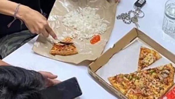 Netizen Punya Cara Makan Roti Nyeleneh, Dicampur Mie Instan hingga Nasi