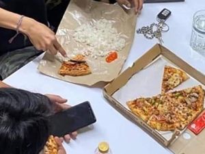 Netizen Punya Cara Makan Roti Nyeleneh, Dicampur Mie Instan hingga Nasi