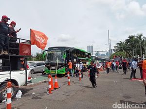 Massa Buruh Bubar, Lalin di Depan Gedung DPR Mulai Terurai Massa Buruh Bubar, Lalin di Depan Gedung DPR Mulai Terurai