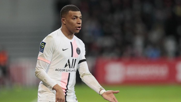 PSGs Kylian Mbappe gestures during the French League One soccer match between Lille and Paris Saint Germain at Pierre Mauroy stadium in Villeneuve dAscq in Lille, France, Sunday, Feb. 6, 2022. (AP Photo/Michel Spingler)