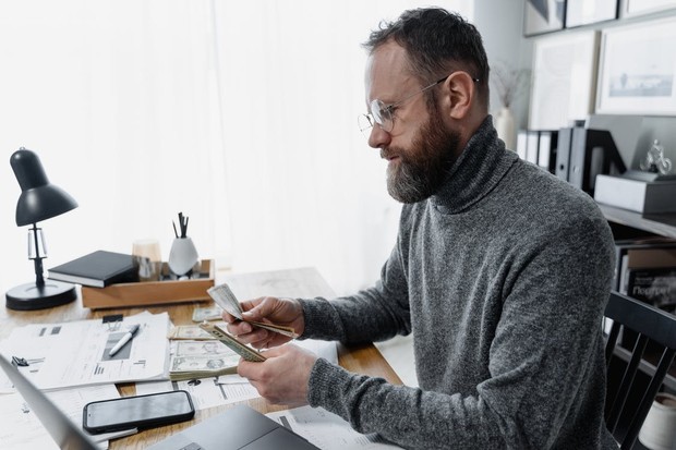 Mengatur keuangan/Foto: pexels.com/ Tima Miroshnichenko ENTJ cukup ketat dalam hal mengatur keuangan