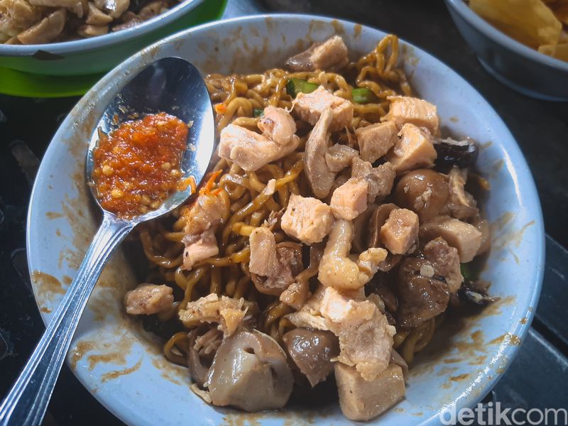 Mie Ayam Jamur Mas No, Mie ayam terkenal di Taman Puring. Tawarkan mie ayam jamur yang gurihnya nendang dan mie yamin manis legit.