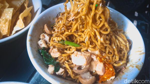 Cicip Mie Ayam dan Yamin yang Terkenal di Taman Puring