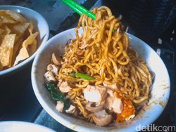 Cicip Mie Ayam dan Yamin yang Terkenal di Taman Puring