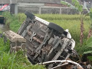 Mobil Warga Bekasi Nyemplung Parit di Cihaurbeuti